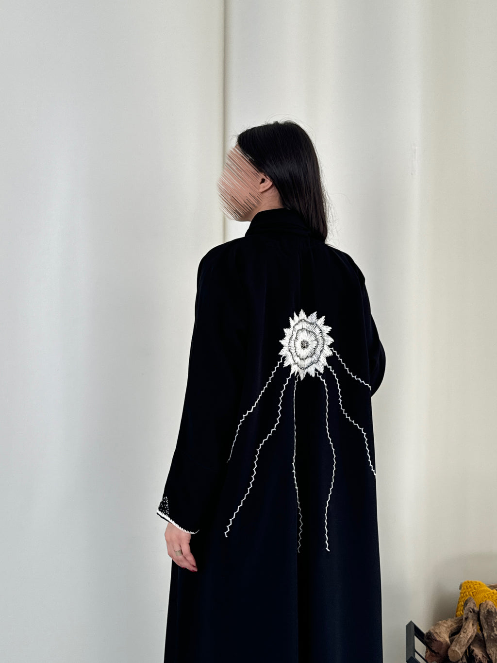 قماش كوبرا سواد فاحم كسره خلف مع شك يدوي نص كلوش - SNA02