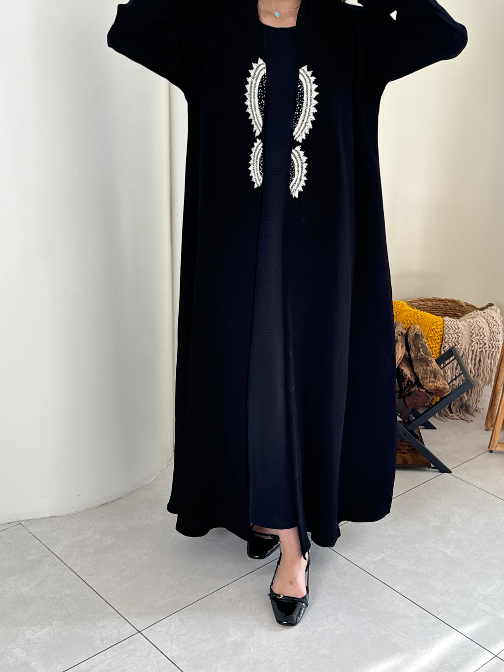 قماش كوبرا سواد فاحم كسره خلف مع شك يدوي نص كلوش - SNA02