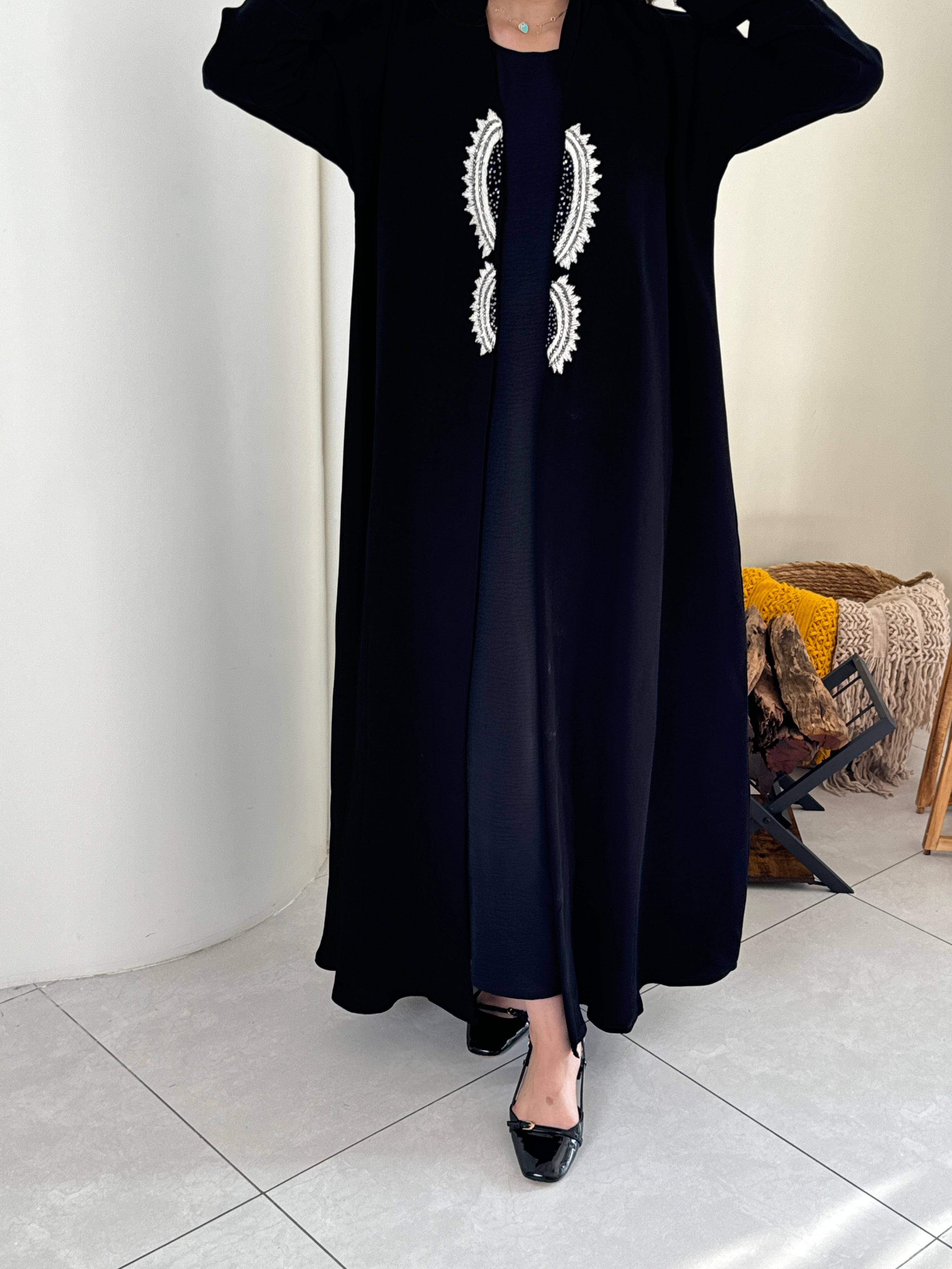 قماش كوبرا سواد فاحم كسره خلف مع شك يدوي نص كلوش - SNA02